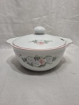 Real. Sopeira redonda em porcelana com 2 alças, floral. Medidas: 24cm x 10cm de altura. Estado: Tampa com leve fio de cabelo na pega.