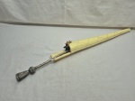 Antigo guarda chuvas com pega em metal trabalhado. Medindo 85cm de comprimento.