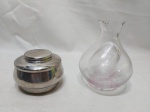 Lote de açucareiro em aço inox e galheta em vidro incolor. Medindo galeta 13,5cm de altura.