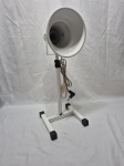 Aparelho inflávermelho para fisioterapia em metal esmaltado. Medindo 47cm de altura minima x 68cm de altura maxima. Não acompanha lâmpada.