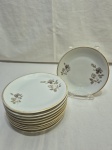 Renner Medaillon. 10 pratos de bolo em porcelana floral com friso ouro. Medidas: 15cm de diâmetro. Estado: Com desgaste no friso.