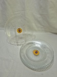 Jogo de 6 pratos em vidro Duralex incolor, sendo 2 rasos e 4 fundos. Medindo mesa 23cm de diâmetro, sopa 22cm de diâmetro.