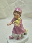Vieira de Castro. Estátua de porcelana menina com passarinhos. Medidas: 12,5cm de altura.  Estado: Com restauro.