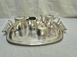 Jogo de servir café com 5 peças em prata 90 Bellini, composto de 2 bules, leiteira, açucareiro e bandeja. Medidas:  45cm x 35cm x 50cm alça a alça. Estado: Com desgaste.
