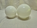 Lote de 2 cúpulas bola em vidro opalinado. Medindo a maior 8cm de boca x 16cm de altura.