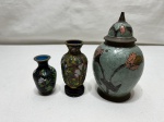 Lote de 2 miniaturas de vaso e 1 cachepot em metal esmaltado. Medindo o maior 11cm de altura.