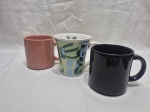 Lote de 3 canecas em porcelana para colecionador. Medindo a maior 10cm de altura.