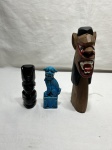 Lote de 3 enfeites diversos em porcelana, madeira e pedra. Medindo o maior 21cm de altura.