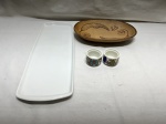 Lote de travessa retangular em porcelana, travessa oval em terracota e 2 castiçais em porcelana. Medindo a petisqueira 39cm x 13,5cm.