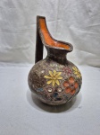 Linda jarra bojuda em cerâmica vitrificada trabalhada com relevos de flores. Medindo 22cm de altura.