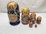 Lote de bonecas russas Matrioskas Babuskas em madeira pintada. Medindo o maior 19cm de altura. Com trinca.
