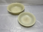 Jogo de 2 travessas redondas em vidro opalinado Colorex creme. Medindo 24cm x 6cm de altura, 19,5cm x 4cm de altura.