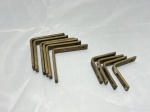 Lote de 10 pequenas mãos francesas em metal dourado. Medindo o maior 7cm x 7cm.