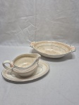 Jogo de molheira, travessa oval rasa e travessa oval funda em porcelana inglesa com frisos coloridos. Medindo a travessa 27cm x 17,5cm x 6cm de altura. Peças com manchas do tempo.