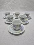 Jogo de 6 xícaras de café 2 goles em porcelana com pintura floral. Medindo 5cm x 4,5cm de altura.