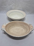Jogo de travessa oval e travessa redonda funda em porcelana inglesa com frisos coloridos. Medindo a redonda 26cm x 7,5cm de altura, oval 27cm x 17,5cm x 6cm de altura. A travessa oval com manchas do tempo.