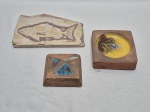Lote de 3 enfeites em cerâmica. Medindo o maior 17cm x 12cm.
