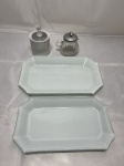Lote de 2 travessas retangulares, cremeira em vidro e açucareiro em porcelana. Medindo a travessa maior 29cm x 18cm.
