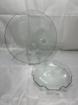 Lote de prato de bolo e petisqueira redonda em vidro pintado. Medindo o prato de bolo 32cm de diâmetro.