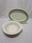 Lote de travessa redonda funda e travessa oval em porcelana. Medindo redonda 23,5cm x 7cm de altura, oval 33,5cm x 24cm.