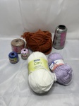 Lote de diversas linhas coloridas para tricô e crochê.