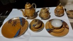 MEITO CHINA, conjunto de fina porcelana executado no Japão entre 1945 e 1952, composto por 17 peças, sendo bule de chá, leiteira, açucareiro, mantegueira,6 xicaras com pires, prato grande e 6 pratinhos para bolo. Esse conjunto foi presente de membros da colônia japonesa no Paraná ao exator da Receita Federal Antônio Bicudo, criador do DARF, pela acolhida que lhes deu durante a II Guerra Mundial, quando foram alvo de restrições e preconceitos