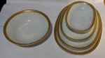 RENNER MEDAILLON, fino conjunto de porcelana com bordas em ouro velho da tradicional fabricante gaúcha, composto por 5 travessas, 12 pratos fundos, 7 pratos rasos e 12 pratos de sobremesa