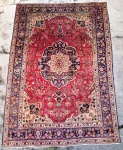 Antigo Tapete Kashan, com pequenos detalhes em abrace. Med. 292 x 203 cm.