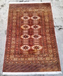 Antigo tapete Karachi paquistaneses.São peças artesanais, geralmente produzidas a partir da segunda metade do século XX com lã macia. Md. 187 x 123 cm.