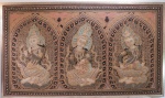 Uma "rara e belíssima" tapeçaria tailandesa (panô) em técnica mista sobre tela, decorada com fios de ouro, pedras, paetês e musicistas em alto relevo. Med. 143 x 83 cm. PELAS DIMENSÕES NÃO PODE SER ENVIADO PELOS CORREIOS.