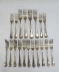 WOLFF 90- FAQUEIRO, dezenove (19) , confeccionados em metal prateado com lâminas em aço, ornamentação fita cruzada, manufatura PRATA WOLFF 90 (tradição desde 1894), sendo:  quatro garfos grandes de mesa ( 20 cm), quinze garfos de sobremesa.