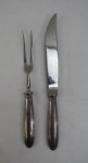 WOLFF 90- FAQUEIRO, Conjunto para assados, confeccionados em metal espessurado a prata com lâminas em aço, ornamentação fita cruzada, manufatura PRATA WOLFF 90 (tradição desde 1894), sendo:  Garfo ( 23 cm comp) e faca ( 28 cm comp).