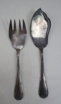 WOLFF 90- FAQUEIRO, Conjunto de serviço para peixe, confeccionados em metal espessurado a prata com lâminas em aço, ornamentação fita cruzada, manufatura PRATA WOLFF 90 (tradição desde 1894), sendo: Espátula ( 25 cm comp) e  garfo ( 21 cm comp).