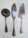 FRACALANZA, Conjunto de três peças para servir, confeccionados em metal espessurado a prata,manufatura FRACALANZA (tradição desde 1884), sendo:  Espátula para peixe ( 26 cm comp), pá para bolo ( 26 cm comp) e conchã ( 21 cm).