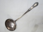 Grande concha em metal espessurado a prata, cabo ricamente decorado, possivelmente inglesa. Med. 34 cm comprimento.