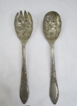 OLD ENGLISH- Conjunto de serviço para salada  em metal espessurado a prata inglês, ricamente cinzelado em alto relevo com motivos de frutas e vegetais. Med. 24 cm comprimento.