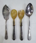 WOLFF 90- FAQUEIRO, Conjunto de peças para servir, confeccionados em metal espessurado a prata , manufatura PRATA WOLFF 90 (tradição desde 1894), sendo: Espátula  para peixe ( 25 cm comp), uma colher e um garfo para salada extremidades entalhada em chifre  ( 21 cm alt).
