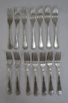 FRACALANZA, Quatorze garfos, confeccionados em metal espessurado a prata,manufatura FRACALANZA (tradição desde 1884), padrão laço de fita. Med. 20 cm comprimento.