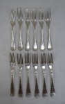 FRACALANZA, Doze garfos sobremesa, confeccionados em metal espessurado a prata, manufatura FRACALANZA (tradição desde 1884), padrão laço de fita. Med. 17 cm comprimento.