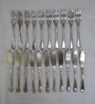 FRACALANZA, Conjunto para peixe, confeccionados em metal espessurado a prata, manufatura FRACALANZA (tradição desde 1884), padrão laço de fita, sendo: dez garfos ( 16 cm comp), e onze espátulas ( 19 cm comp).