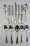 FRACALANZA, Conjunto doze de talheres, confeccionados em metal espessurado a prata, manufatura FRACALANZA (tradição desde 1884), padrão laço de fita, sendo: quatro facas de sobremesa ( 21 cm comp) e uma faca de mesa ( 25 cm comp).