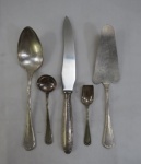 FRACALANZA, Conjunto de cinco peças de serviço, confeccionados em metal espessurado a prata, manufatura FRACALANZA (tradição desde 1884), padrão laço de fita, sendo:Grande faca trinchante ( 30 cm comp), colher para arroz ( 26 cm comp), pá para bolo ( 26 cm comp), concha para bolo ( 15 cm comp)  colher para açucar ( 13 cm comp).