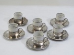 PORCELANA E METAL PRATEADO, seis (6) xícaras para café, cilíndricas, tonalidade branca, arremates com frisos prateados.