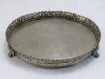 METAL PRATEADO, uma (1) salva com borda e pés em gradil vazado, fundo decorado em florais. Med. 4 x 25 cm diâmetro. Peso 620 gramas.