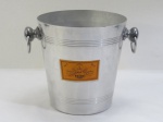 VEUVE CLICQUOT -Champanheira francesa em aluminio escovado e polido , bojo com logomarca da famosa Champagne Veuve Clicquot Ponsardin France, marcada na base. Med. 21 x 26 cm entre alças.
