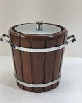 Balde para gelo, madeira com interior de revestimento térmico. Acabamento lateral com alças e tampa em aço inox. Med. 21 x 24 cm entre alças.