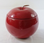 Geleira design da década de 1950, estilizada em forma de maça, de alumínio patinado na tonalidade vermelha, com recipiente térmico na parte interna . Brasil meados século XX. Med. 21 x 21 cm