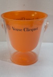 VEUVE CLICQUOT- Champanheira cooler em acrílico translúcido da famosa Champanhe francesa Veuve Clicquot  com alças laterais. Med. 25 x 25 cm. Obs: Apresenta trincados na borda