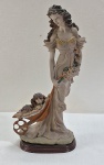 Escultura " Lady With Wheelbarrow Flora" em resina italiana da coleção Giuseppe Armani Florence, ricamente policromada. Med. 36 x 16 x 12 cm.