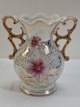 Vaso em porcelana estilo Isabelino anos 50, com alças douradas e decoração floral em alto relevo em rica douração. Med. 21 x 20 x 12 cm. Marcada na base.